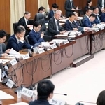 　衆院憲法審査会で発言する古屋圭司会長（中央）＝２２日午前