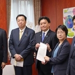 　武部農相（中央）に要請書を手渡す国民民主党の舟山康江氏（右から２人目）ら＝２２日午後、農水省