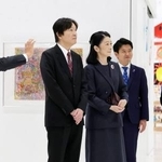 　青森県立美術館で展示作品を鑑賞される秋篠宮ご夫妻＝２２日午後、青森市（代表撮影）