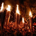 　京都市左京区の由岐神社一帯で行われた奇祭「鞍馬の火祭」＝２２日夜