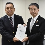 　原子力規制庁の金子修一長官（左）に要望書を手渡す鳥取県の平井伸治知事＝２２日午後、東京都港区