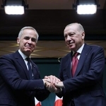 　２２日、トルコ・アンカラでの記者会見で握手するカナダのカーニー首相（左）とトルコのエルドアン大統領（ロイター＝共同）