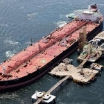 　東京湾の受け入れ施設に到着した、米国産原油を積んだタンカー＝４月
