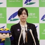 　閣議後に記者会見する小野田経済安保相＝２３日午前、東京都千代田区