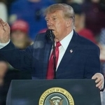 　米中西部アイオワ州スーシティーの集会で演説するトランプ大統領＝２２日（ＡＰ＝共同）