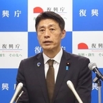 　記者会見する細野復興相＝２３日午前、復興庁