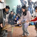 　まきストーブに火をともす神戸市立六甲山小の児童ら＝２３日午前