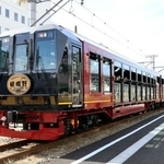 　報道公開された「嵯峨野トロッコ列車」の新型車両＝２３日午前、大阪市