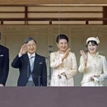 　天皇陛下の６６歳の誕生日を祝う一般参賀で、訪れた人たちに手を振られる天皇、皇后両陛下と愛子さま、秋篠宮ご夫妻と佳子さま、悠仁さま＝２月２３日、宮殿・長和殿