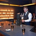 　サッポロビールのバー「黒ラベル　ＢＥＥＲ　ＡＪＩＴＯ」＝２３日午後、東京都中央区