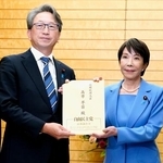 　自民党国家サイバーセキュリティ戦略本部の平将明本部長（左）から提言書を受け取る高市首相＝２３日午後、首相官邸