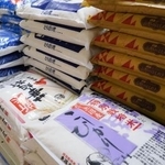 　スーパーに並ぶコメ＝１６日、名古屋市内