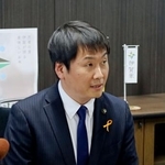 　百条委員会でパワハラ発言が認定され、記者会見する三重県伊賀市の稲森稔尚市長＝２３日午後、伊賀市役所