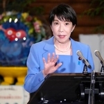 　記者団の取材に応じる高市首相＝２３日午後、首相官邸