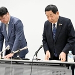 　記者会見で謝罪する岩井コスモホールディングスの沖津嘉昭会長（右）＝２３日午後、大阪市