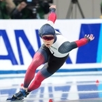 　男子５００メートルで滑走する森重航。３４秒７２で優勝した＝長野市エムウェーブ