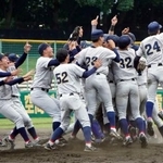 　関西学生野球リーグで優勝を決め、喜ぶ関学大の選手たち＝わかさスタジアム京都