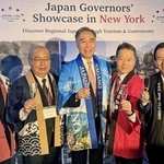 　全国知事会の観光セミナー後のレセプションで、グラスを手にする５県の知事＝２２日、米ニューヨーク（共同）