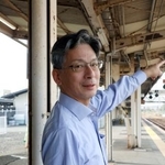 　肥薩おれんじ鉄道八代駅で被災状況を説明する中村誠希社長＝１６日、熊本県八代市