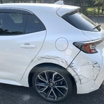 　生成ＡＩを使い、車に傷がついたように加工された偽造写真（三井住友海上火災保険提供）