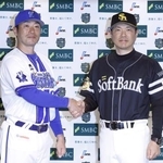 　監督会議を終え、握手を交わすＤｅＮＡ・相川監督（左）とソフトバンク・小久保監督＝横浜
