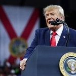 　米フロリダ州で開いた集会で演説するトランプ大統領＝２３日（ゲッティ＝共同）