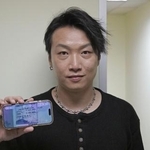 　日本への入国許可を示す書類の画像を見せる香港民主活動家の岑子杰氏＝６月、香港（共同）