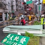 　台風３０号の影響で路上に落下したトタン板＝２３日、台湾北部・新北市（中央通信社・共同）
