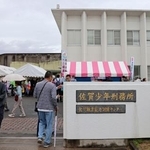 　さが矯正展でにぎわう佐賀少年刑務所＝２４日午前、佐賀市