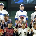 　高校野球女子選抜と記念写真に納まる「ＫＯＢＥ　ＣＨＩＢＥＮ」の（後列左から）松井秀喜さん、イチローさん、松井稼頭央さん＝９月、東京ドーム