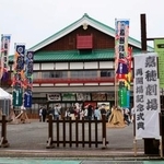 　５年ぶりに再開した福岡県飯塚市の嘉穂劇場＝２４日午後