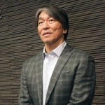 　ファーム施設を訪れ、取材に応える巨人の松井秀喜新監督＝２４日、川崎市のジャイアンツ球場