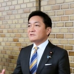 　記者団の取材に応じる国民民主党の玉木代表＝２４日午後、福島県郡山市