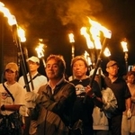 　「稲むらの火祭り」で、たいまつを手に歩く町民ら＝２４日夜、和歌山県広川町