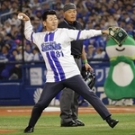 　始球式を務めるＤｅＮＡ前監督の三浦大輔さん＝横浜
