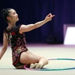 　決勝前半でフープの演技をする鈴木菜巴＝東京体育館