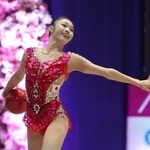　決勝前半でボールの演技をする岡田華英＝東京体育館
