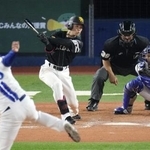 　１１回ソフトバンク１死一、二塁、庄子が左越えに決勝打となる二塁打を放つ。投手馬場、捕手古市＝横浜