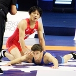 　男子グレコローマン６０キロ級２回戦でアルメニア選手と対戦する五味虹登（左）＝アスタナ（共同）