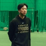 　秋季練習を見守る阪神・藤川監督＝兵庫県西宮市