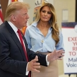 　フロリダ州で期日前投票を終え、報道陣に対応するトランプ大統領とメラニア夫人＝２４日、ウェストパームビーチ（ＡＰ＝共同）