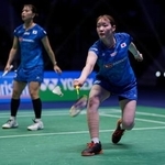 　バドミントンのフランス・オープン準決勝でインドネシアのペアに勝利した福島由紀（奥）と松本麻佑のペア＝２４日、パリ郊外（ゲッティ＝共同）