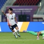 　サッカーのＵ-１７女子Ｗ杯のベネズエラ戦で、先制ゴールを決めた花城恵唯（左）＝２４日、モロッコ・ラバト（ゲッティ＝共同）