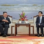 　訪中し中国共産党序列４位の王滬寧・人民政治協商会議（政協）主席（右）と会談する北朝鮮の金正恩朝鮮労働党総書記＝２４日、中国遼寧省丹東市（朝鮮中央通信＝共同）
