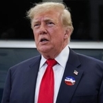 　米中間選挙の期日前投票を終え、取材に応じるトランプ大統領＝２４日、フロリダ州（ゲッティ＝共同）
