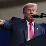 　２４日、南部ジョージア州で開いた選挙集会で演説するトランプ米大統領（ＡＰ＝共同）