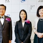　「輝く女性研究者賞」表彰式に臨む東京大の高木里奈准教授（中央）。右は東京大の高木悠花准教授、左は岡山大の那須保友学長＝２５日午後、東京都江東区