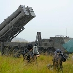 　自衛隊と米軍の共同統合演習「キーン・ソード」で展開されている陸自の長射程ミサイル「２５式地対艦誘導弾」＝２５日午前、長崎県東彼杵町の大野原演習場