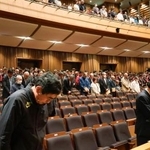 　酒田大火から５０年となるのを前に開かれた式典で、黙とうする参列者＝２５日午前、山形県酒田市