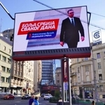 　セルビア進歩党を率いるブチッチ前大統領の写真が使われた議会選の電子看板＝２４日、ベオグラード（共同）
